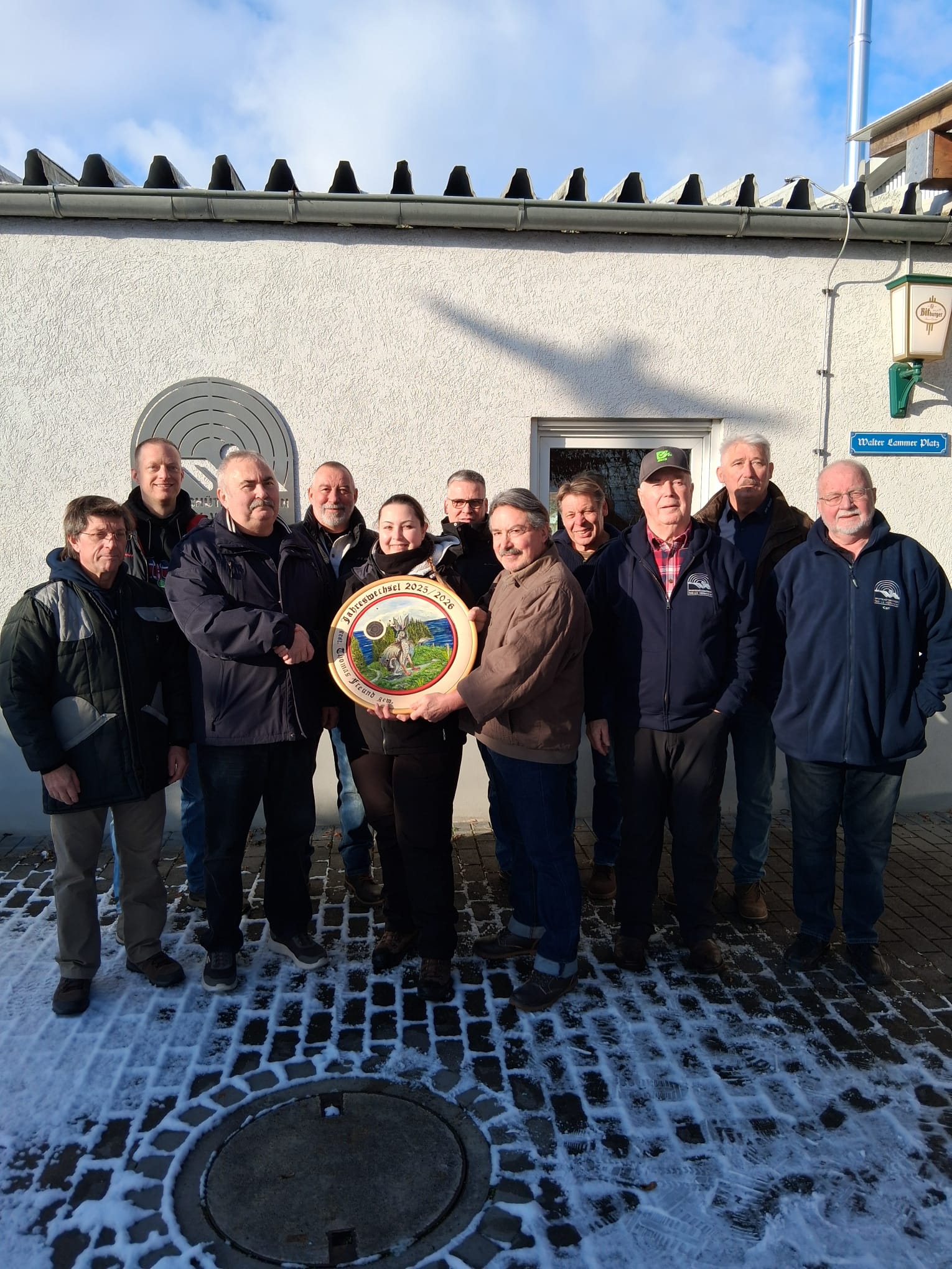 Alexandra Mertens im Kreise von Finalteilnehmern. Links von Frau Mertens: Engelbert-Merling: Schießleiter und Organisator des Jahreswechselschießens, Rechts von Frau Mertens: Scheibenspender Thomas Freund
Foto: SSV Alexandra Mertens und Teilnehmer