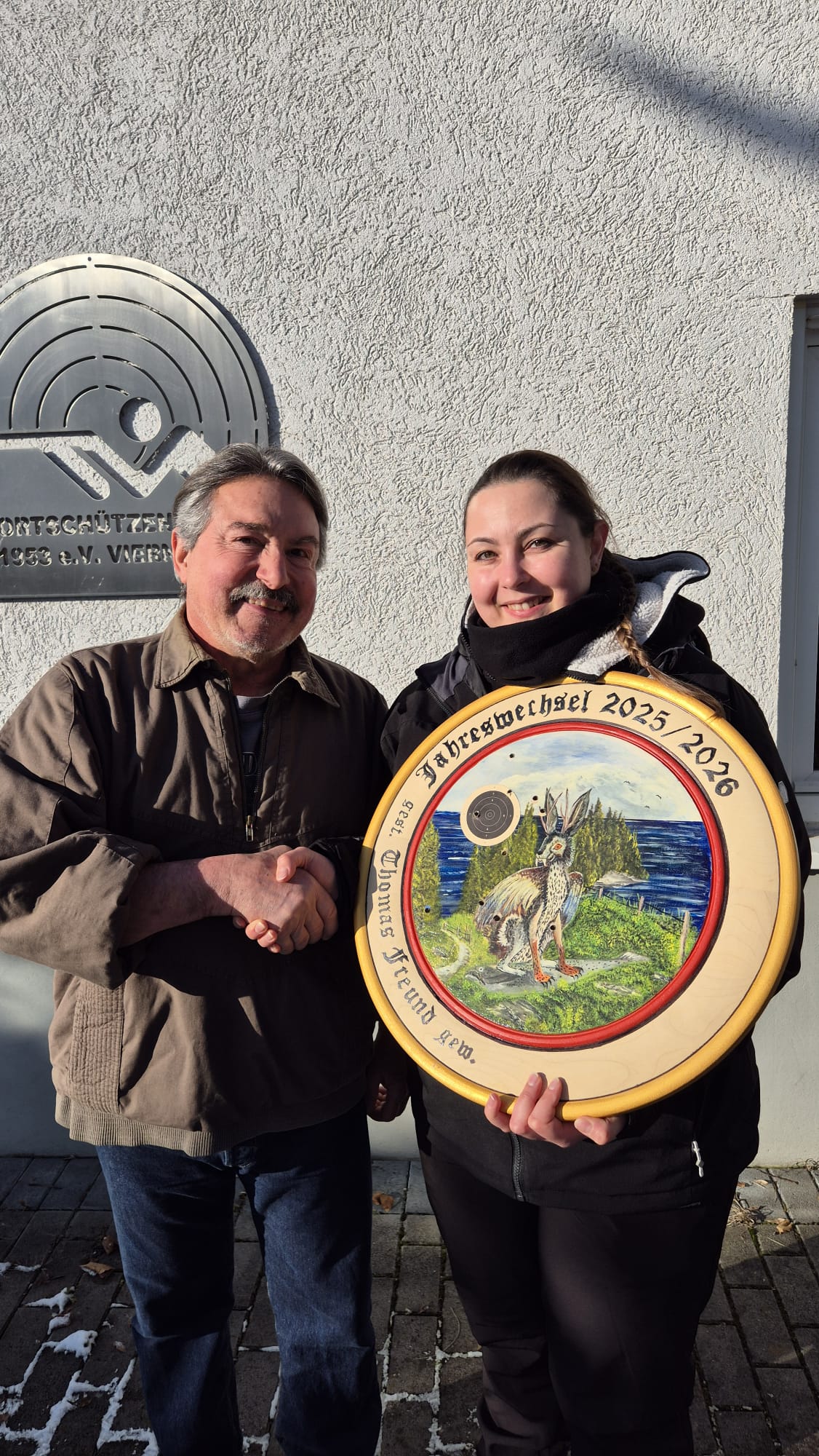 Thomas Freud der Scheibenspender gratuliert der Siegerin des Jahreswechselschießens Alexandra Mertens.
Foto: SSV Alexandra_Mertens und Scheibenspender Thomas Freud