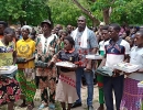 Yaa Soma Präsident Gilbert   Kaboré                  (Bildmitte) überreicht Schulmaterial