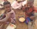 In Malhougou sind die Kinder zufrieden, dank der Mittagsmahlzeit (1)