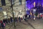 Lebendiger Adventskalender: Trompetenklänge mit vorweihnachtlichen Liedern erklangen vom Kunsthaus in der schön beleuchteten Innenstadt