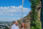 Die Windeck zeigt Flagge  – Weinheim-Besucher können jetzt schon von Weitem sehen, wann die Burgruine geöffnet hat