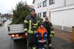 Weihnachtsbaumsammelaktion der Feuerwehr Viernheim- trotz Regen und Kälte zeigten die Jugendlichen großes Engagement Viernheim